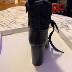 Steven Madden latch black leat size 6